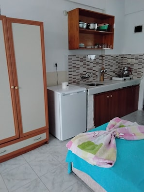 Geladeira, cooktop, talheres/pratos/utensílios de cozinha