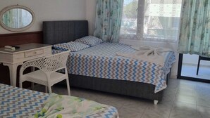 Un dormitorio con dos camas, un escritorio, una silla y un equipo de aire acondicionado.