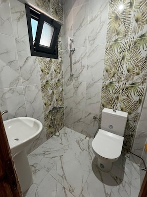 Dusche, Haartrockner, HandtĂŒcher