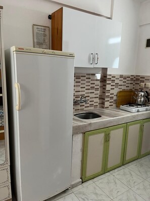 KĂŒhlschrank, Herdplatte, Kochgeschirr/Geschirr/Besteck, Esstisch
