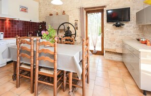 Fridge, microwave, stovetop, dishwasher - Awesome home in Barjac (Barjac)