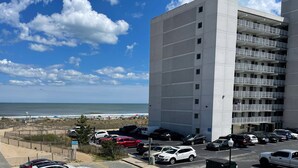 Ein Hochhaus mit mehreren Balkonen mit Blick auf einen Strand.