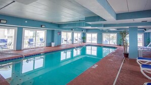 Ein Innenpool mit klarem, blauem Wasser, umgeben von blauen Wänden und Fenstern.