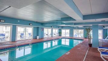 Een binnenzwembad, een seizoensgebonden buitenzwembad