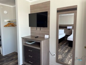 Muebles diferentes, escritorio y cortinas blackout 