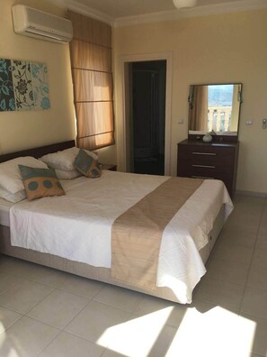 4 habitaciones, tabla de planchar con plancha y cuna de viaje