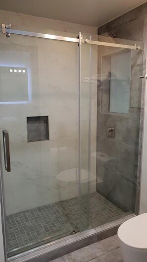 Honeymoon-Zimmer | Badezimmer | Dusche, kostenlose Toilettenartikel, Hausschuhe, Handtücher