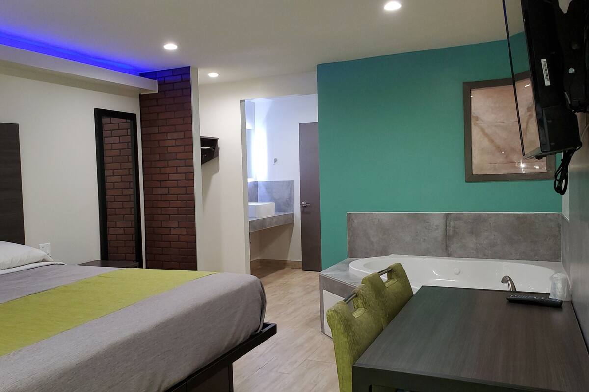 Honeymoon Room | Desk, laptop workspace, blackout drapes, WiFi (free)