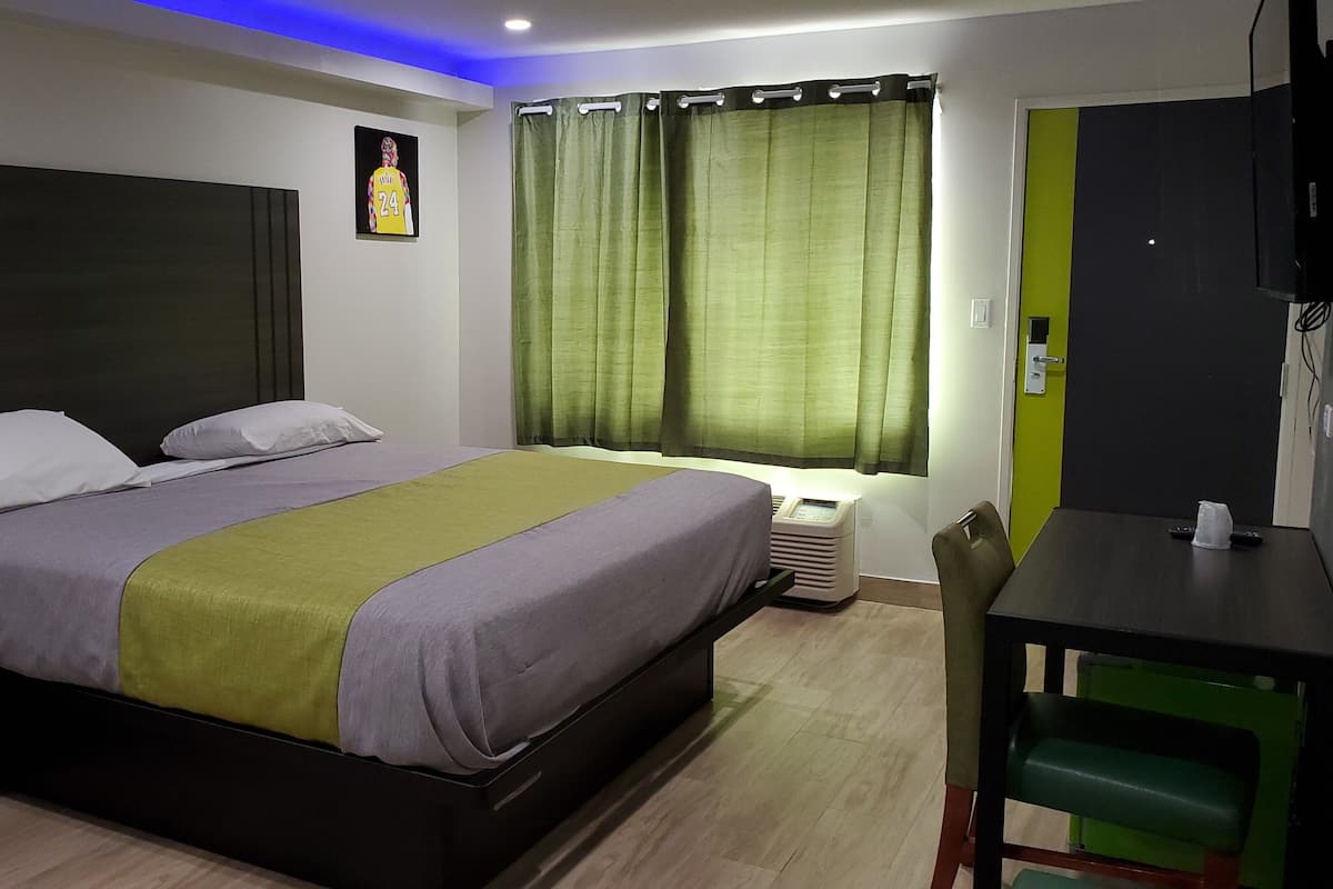 King Room | Bathroom | Shower, free toiletries, slippers, towels