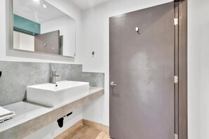 淋浴設備、免費梳洗用品、拖鞋、提供毛巾