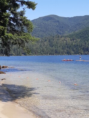 Chaises longues, serviettes de plage
