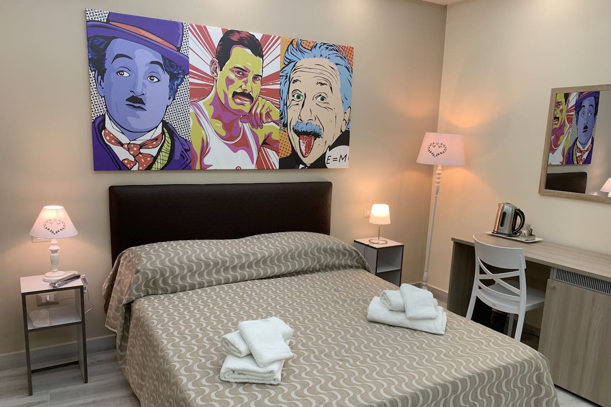 Habitación cuádruple Deluxe | Ropa de cama de alta calidad, edredones de plumas, minibar