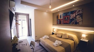 Habitación doble | Ropa de cama de alta calidad, edredón, minibar y muebles diferentes