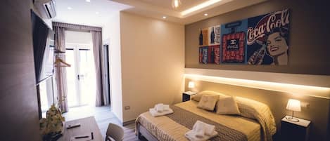Habitación doble | Ropa de cama de alta calidad, edredón, minibar y muebles diferentes