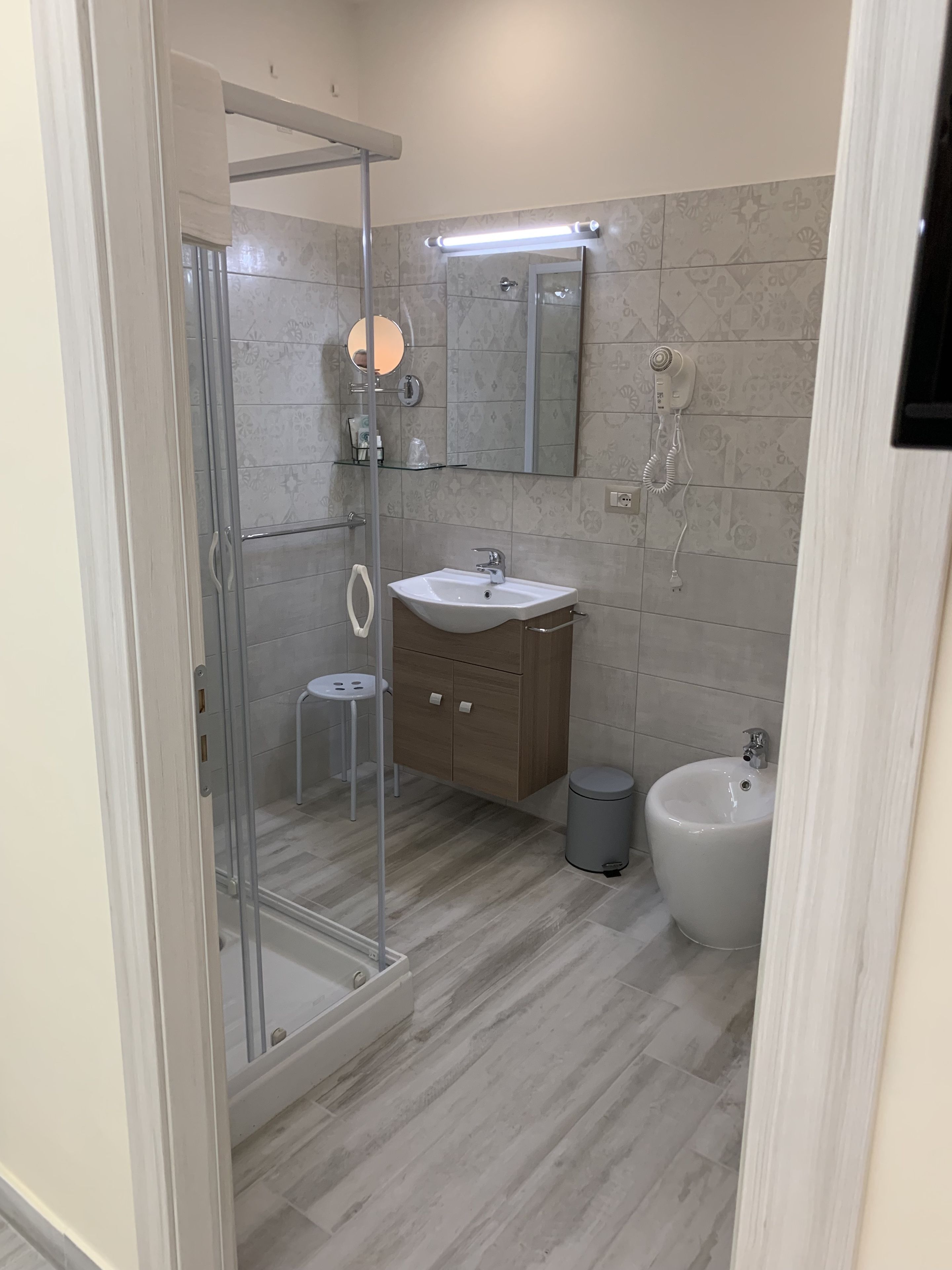 Quadrupla Deluxe | Bagno | Doccia, soffione a pioggia, set di cortesia gratuito, asciugacapelli