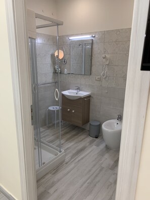 Deluxe Quadruple Room | Bathroom | Shower, rainfall showerhead, free toiletries, hair dryer - B&B In Centro (Crotone)