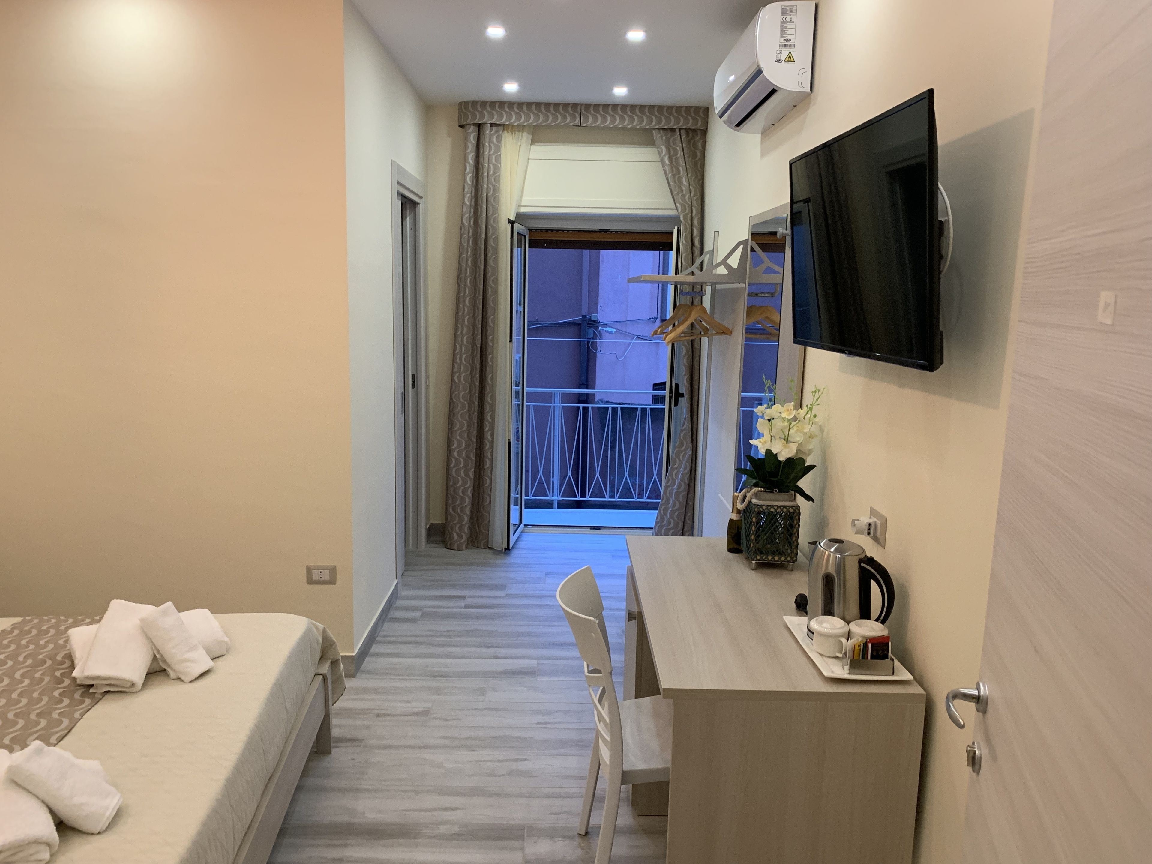 Habitación doble | Ropa de cama de alta calidad, edredón, minibar y muebles diferentes 