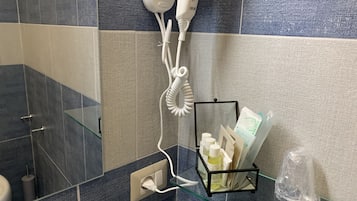 雙人房 | 浴室 | 淋浴設備、雨淋花灑、免費梳洗用品、風筒