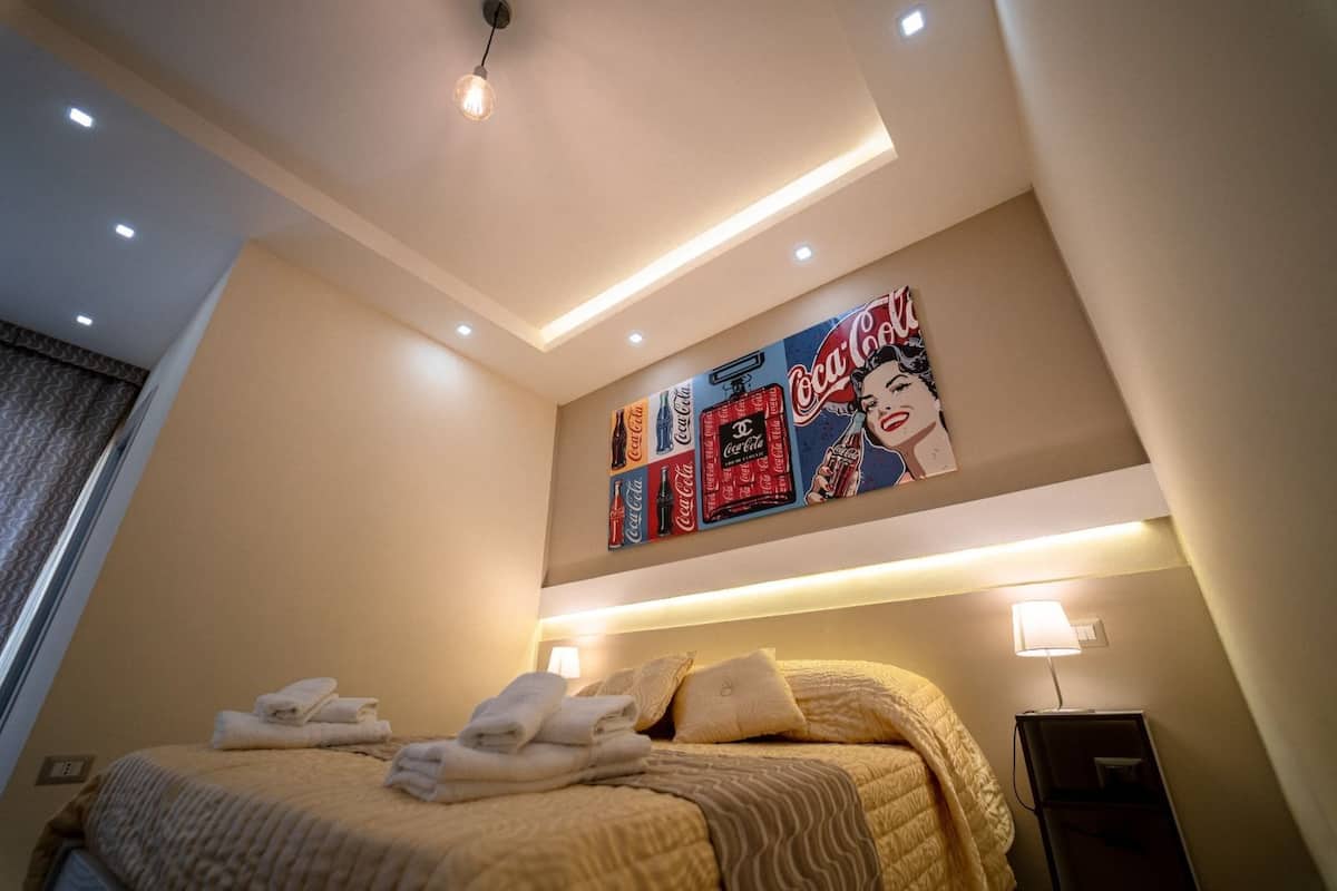 Habitación doble | Ropa de cama de alta calidad, edredones de plumas, minibar