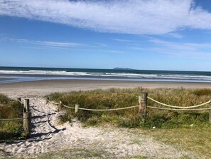 Beach - One Fyfe Beach Bach Waihi Beach (Waihi Beach)