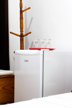 Quadruple Room (Alemanha) | Minibar, in-room safe, free WiFi, bed sheets - Hospedaria Cantinho de Minas (Cabo Frio)