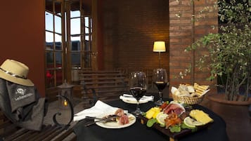 Se sirven desayunos, almuerzos y cenas; cocina argentina