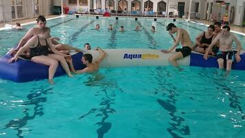 Una piscina cubierta