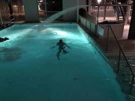 Una piscina cubierta, socorrista en las instalaciones