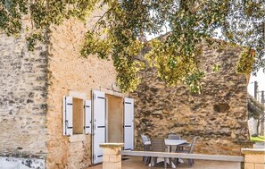 Outdoor dining - Gorgeous home in Vénéjan with kitchen (Vénéjan)