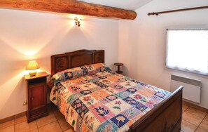 3 bedrooms, travel cot