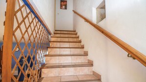 Eine Treppe mit Holzhandläufen und einem Metallgeländer auf einer Seite.