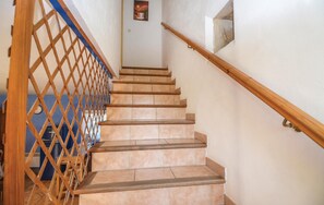 Interior - Gorgeous home in Vénéjan with kitchen (Vénéjan)