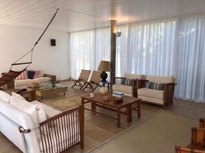 TV, books, video library - Vacation Rental in condominium  (São Sebastião)