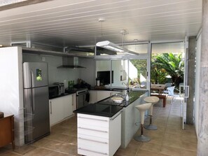 Fridge, microwave, oven, stovetop - Vacation Rental in condominium  (São Sebastião)