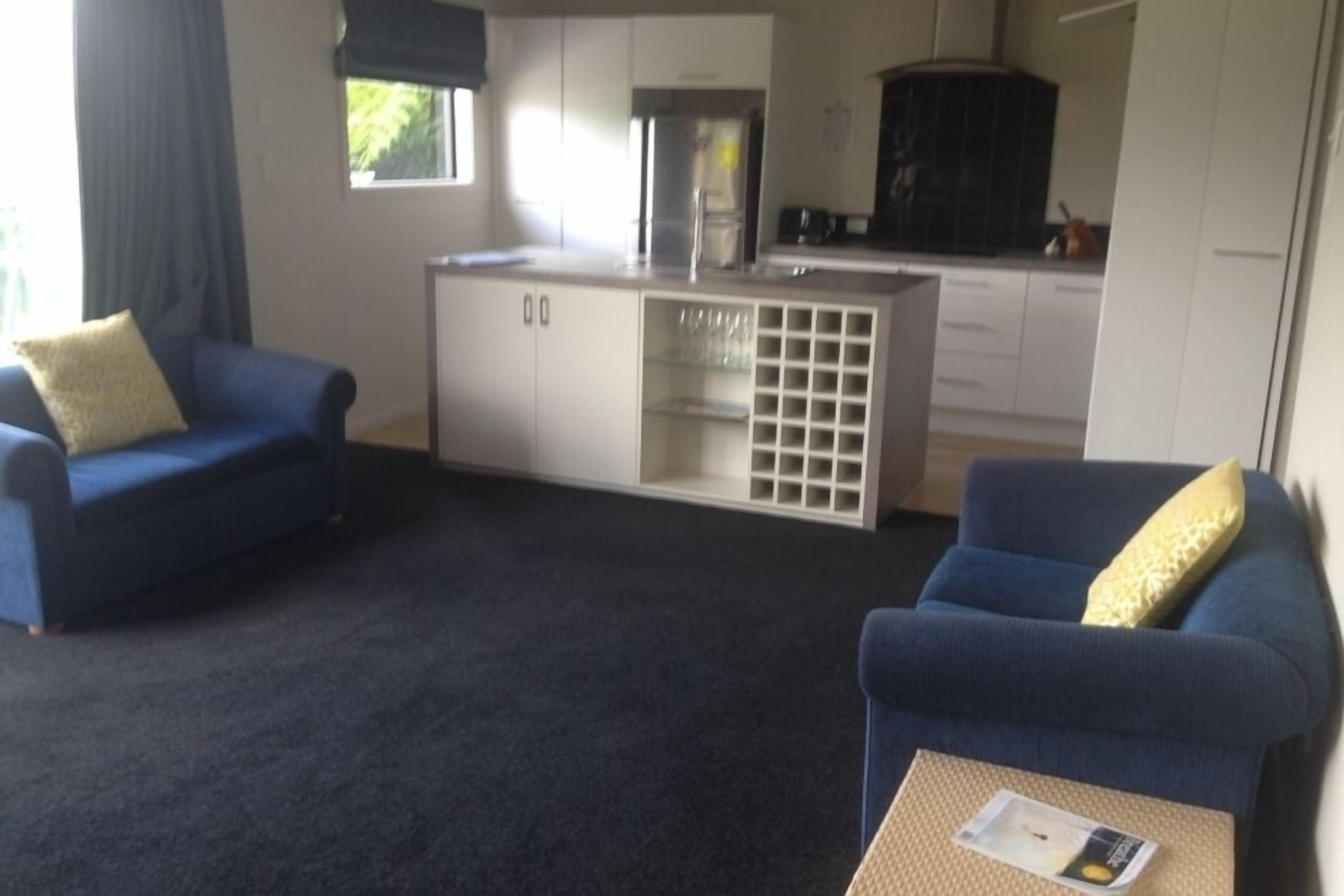 Televisie, een dvd-speler, boeken en een filmbibliotheek