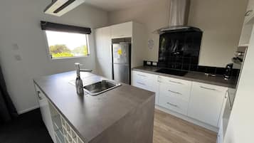 Een koelkast, een microgolfoven, een oven, een kookplaat