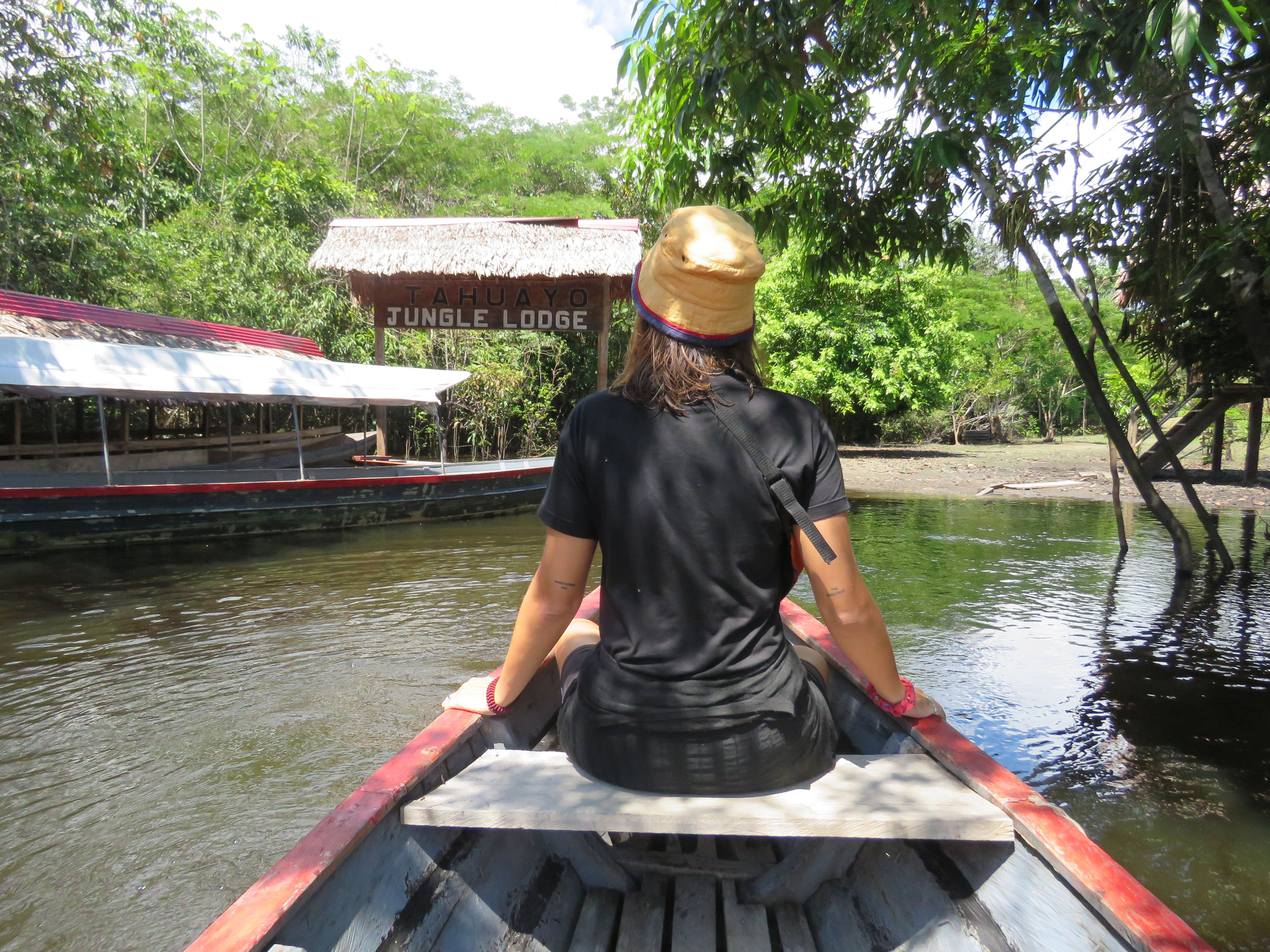Una persona en un bote en un albergue en la selva.