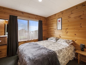 4 bedrooms, iron/ironing board, WiFi, bed sheets