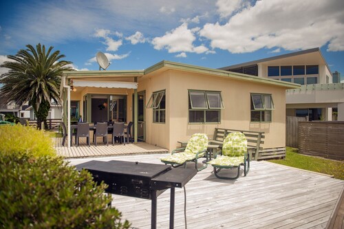 Surf Beach Views - Whangamata Holiday Home