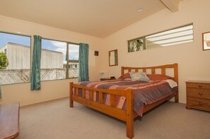 3 bedrooms, iron/ironing board, WiFi, bed sheets