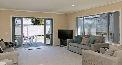 Lochaber Lodge - Acacia Bay Holiday Home