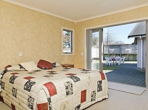 4 bedrooms, iron/ironing board, WiFi