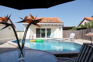 Piscina all'aperto, una piscina riscaldata