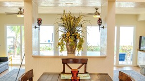 Ein Essbereich mit einem Holztisch, Stühlen und einer Blumenvase.
