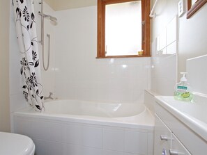 Shower, hair dryer - Snowed Inn - Ohakune (Miro) Holiday Home (Ohakune)