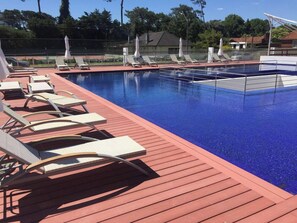 Una piscina techada, una piscina al aire libre