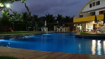 Ulkouima-allas, aurinkovarjoja, aurinkotuoleja