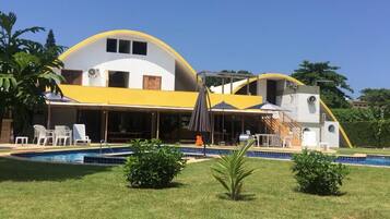 Piscina externa, guarda-sóis, espreguiçadeiras