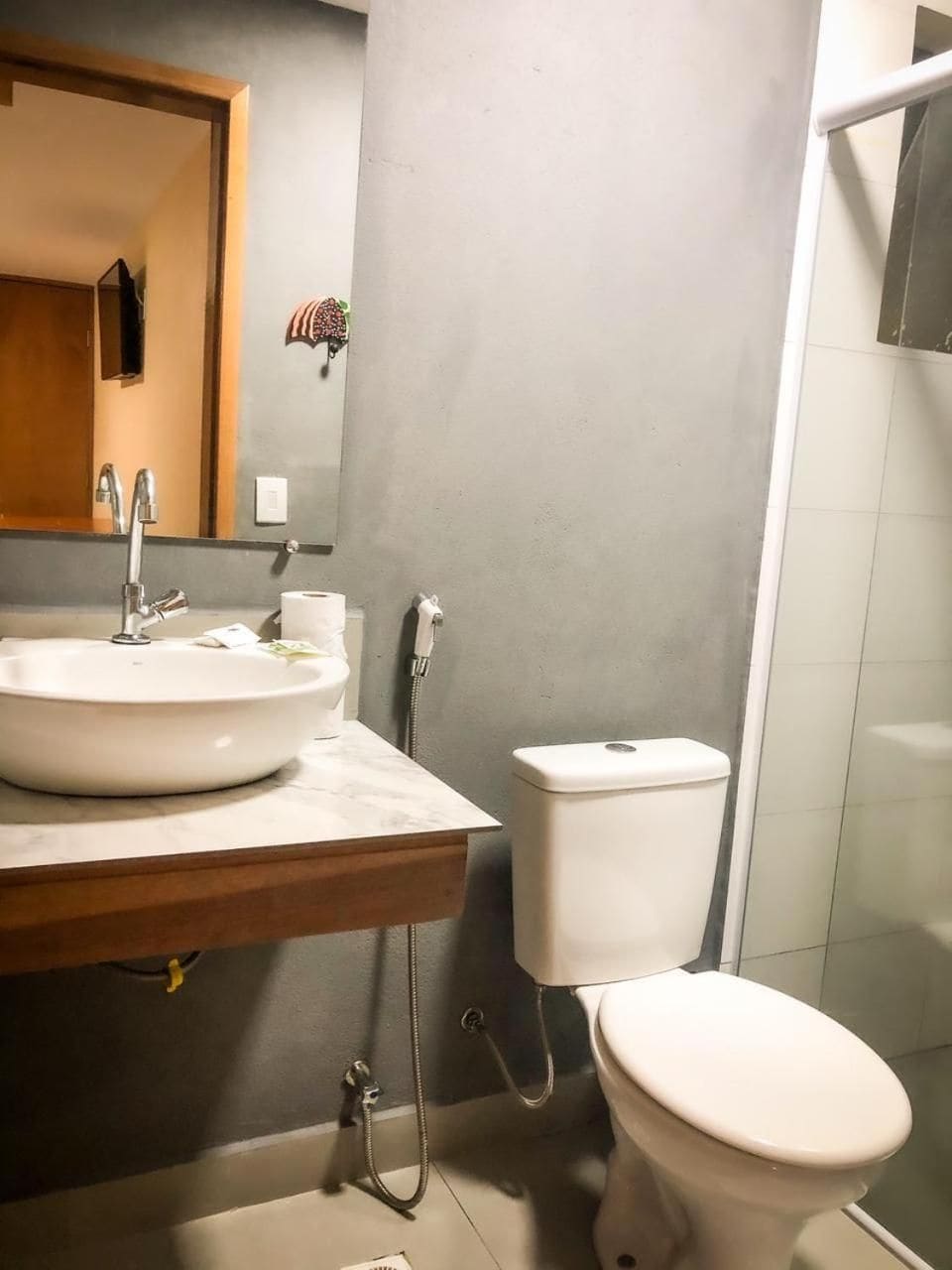 Kylpyhuone, jossa on pesuallas, wc ja suihku.