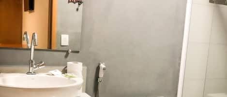 Kylpyhuone, jossa on pesuallas, wc ja suihku.